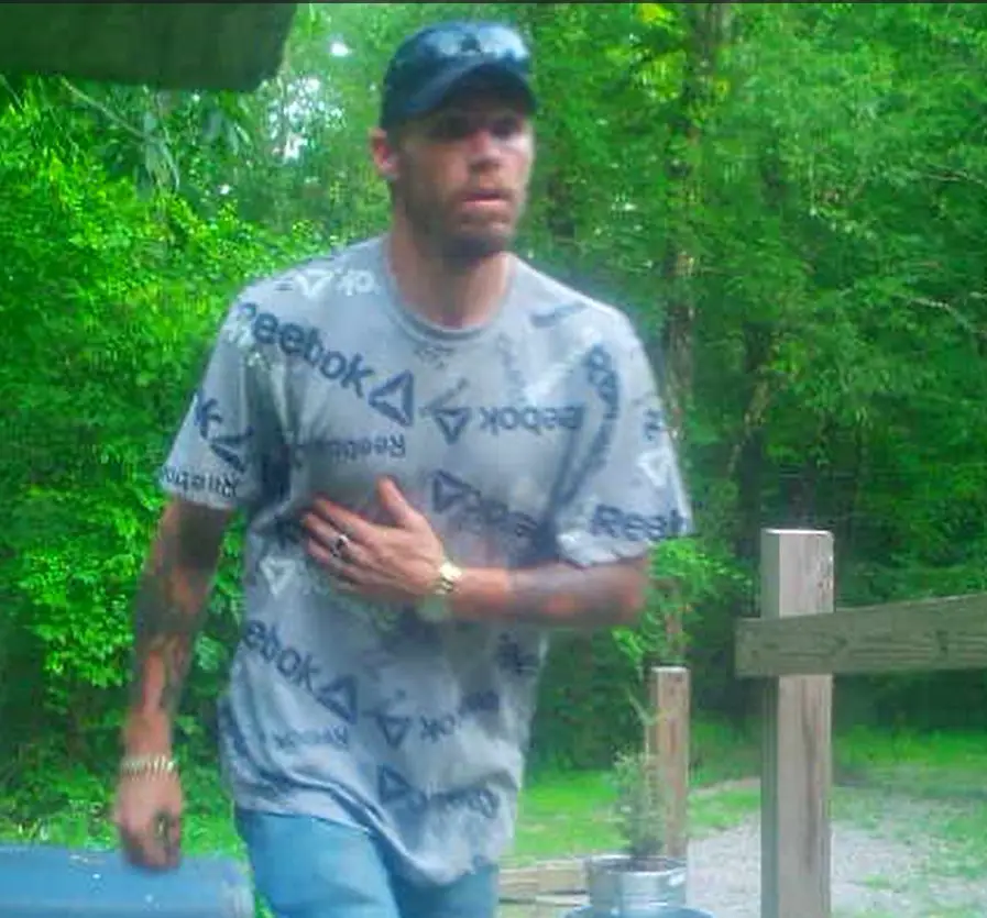 Floyd County police search for two burglary suspects