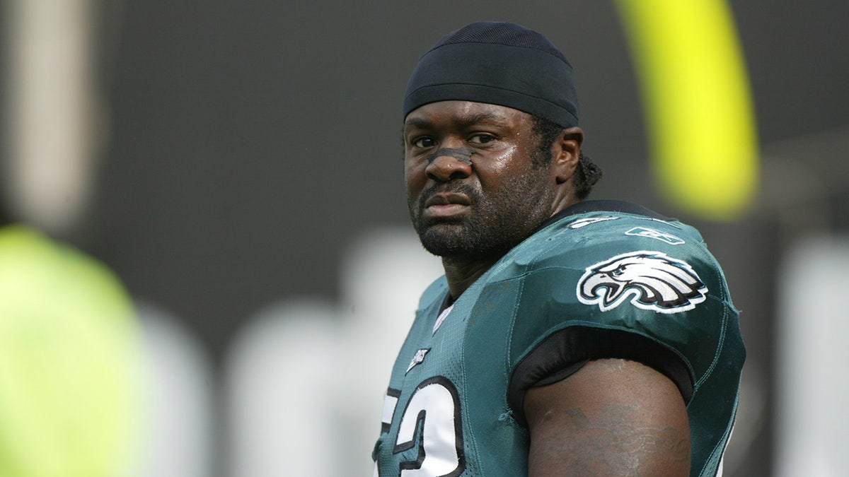 Hugh Douglas warms-ups before an Eagles game