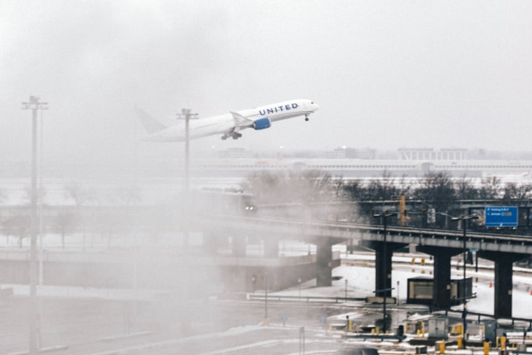 Winter Storm Brings Blizzard Conditions To Chicago, And Forces 1,900 Flight Cancellations Nationwide